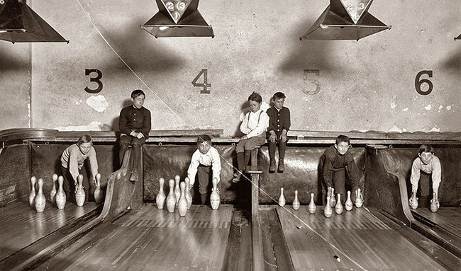 18.-Before-automatic-pinsetters-were-invented-pin-boys-worked-to-manually-line-them-up.-1914