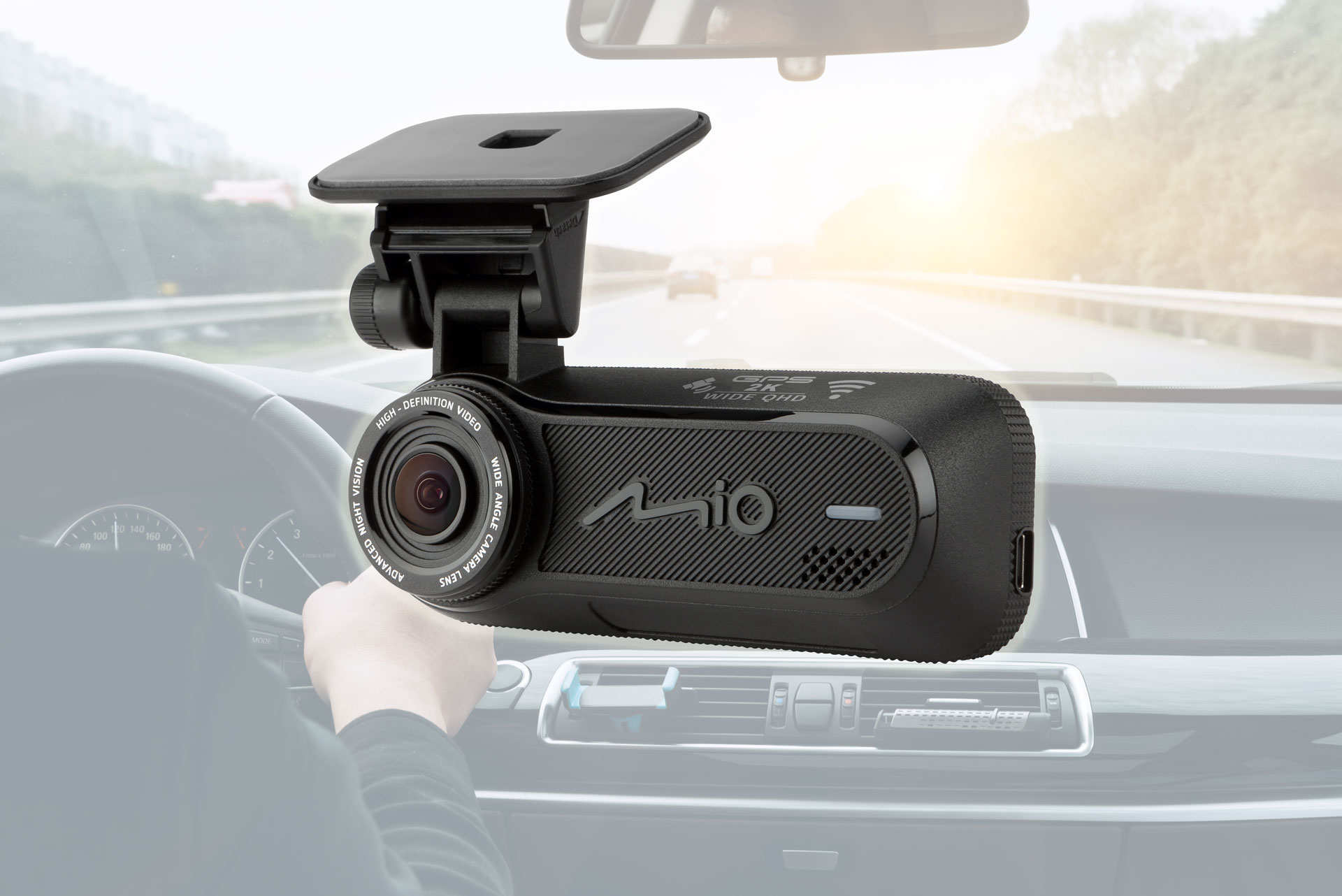 Autokamera s hlasem A. Schwarzeneggera upozorní i na radary