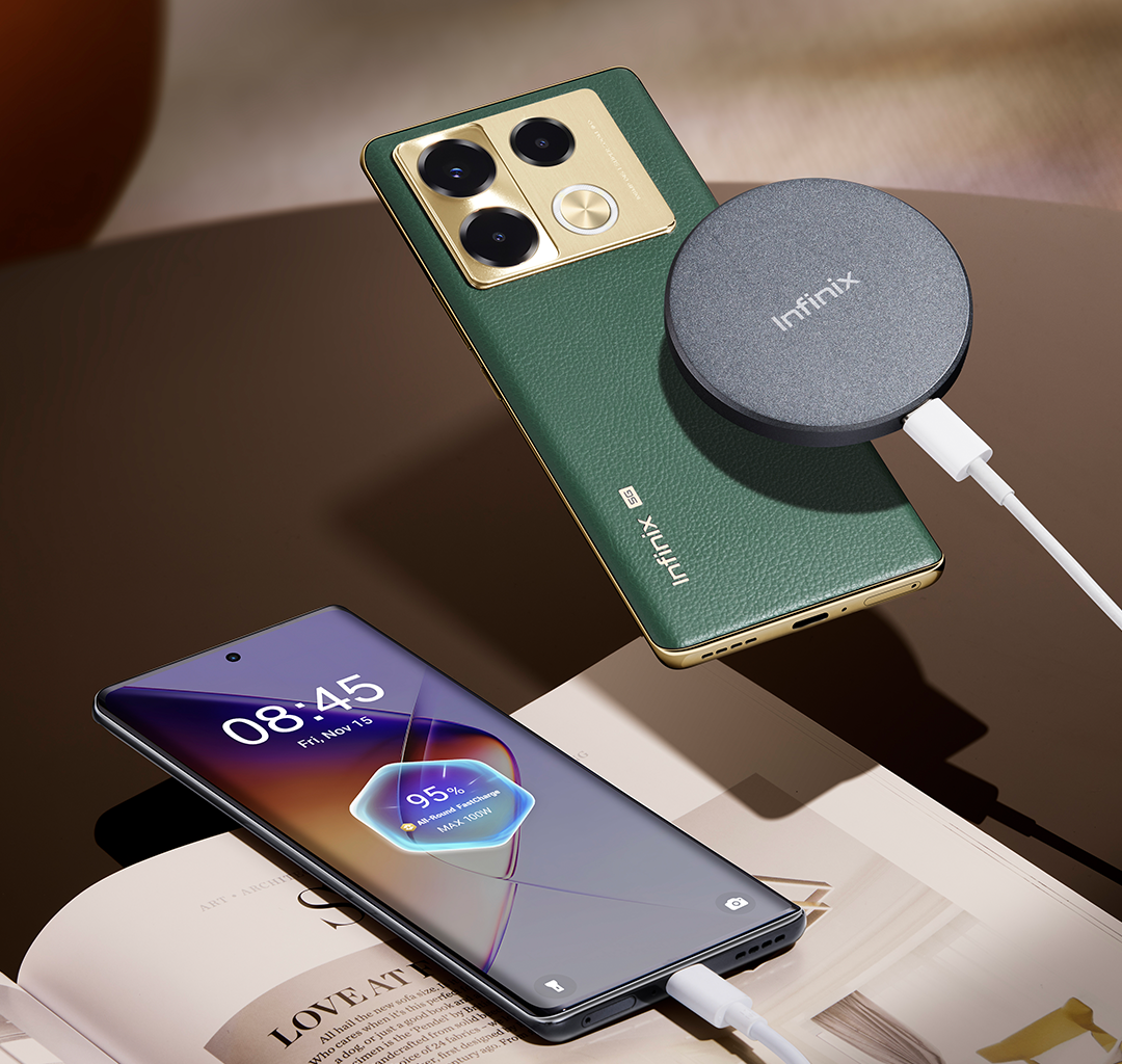 Smartphone Infinix Note 40 Pro+ 5G na bezdrátové nabíječce a druhý zapojený do kabelové nabíječky, zobrazený na stránkách časopisu.