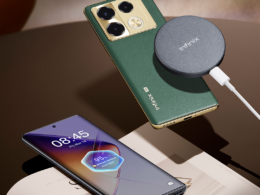 Smartphone Infinix Note 40 Pro+ 5G na bezdrátové nabíječce a druhý zapojený do kabelové nabíječky, zobrazený na stránkách časopisu.