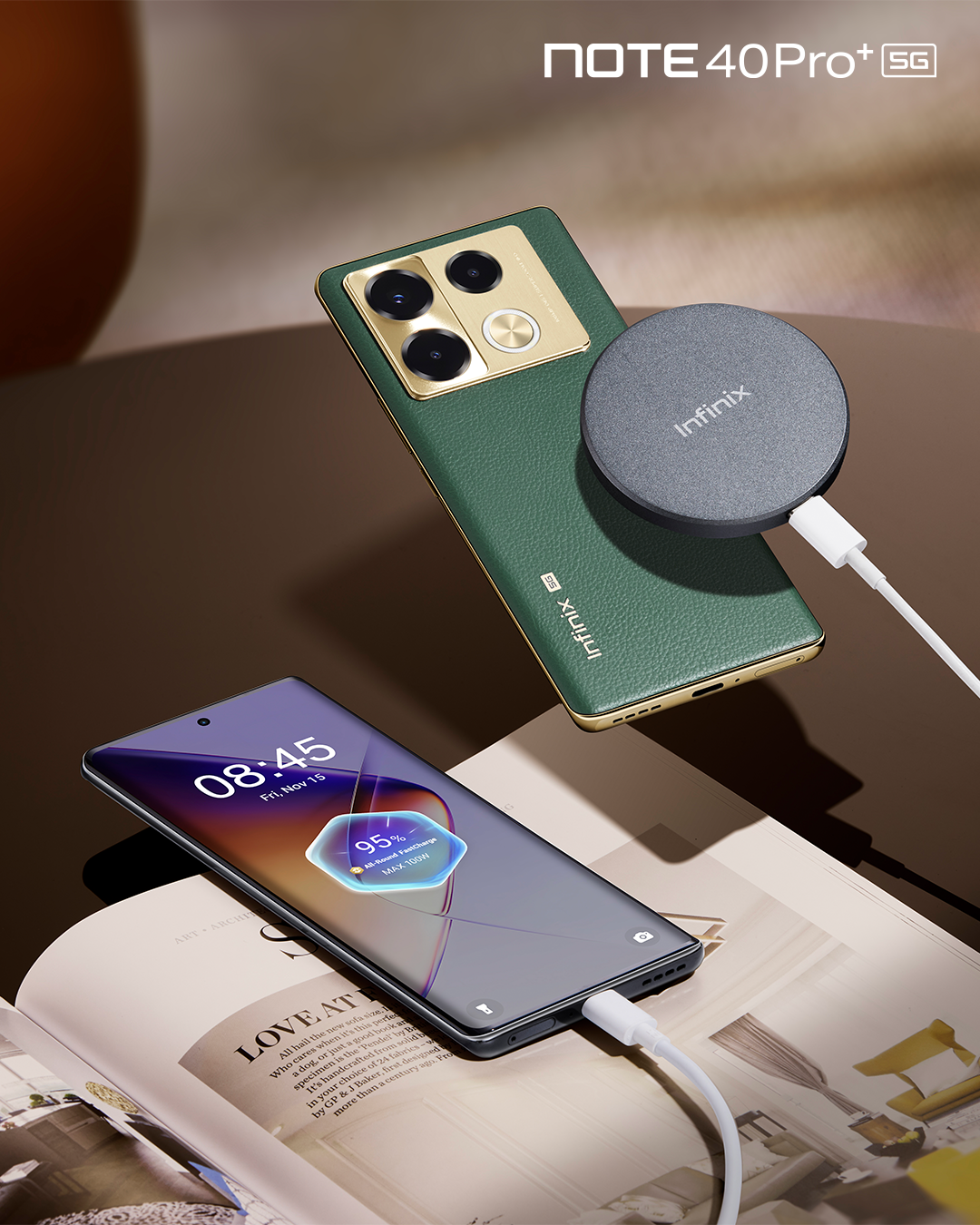 Smartphone Infinix Note 40 Pro+ 5G na bezdrátové nabíječce a druhý zapojený do kabelové nabíječky, zobrazený na stránkách časopisu.