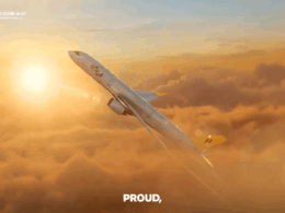 Letadlo letí nad oblaky při západu slunce, na trupu je nápis "Proud".