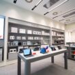 Moderní obchod s elektronikou Xiaomi, zobrazuje vystavené tablety a příslušenství na policích, světlé a čisté prostředí s logem Xiaomi na stěně.