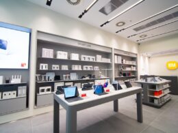 Moderní obchod s elektronikou Xiaomi, zobrazuje vystavené tablety a příslušenství na policích, světlé a čisté prostředí s logem Xiaomi na stěně.